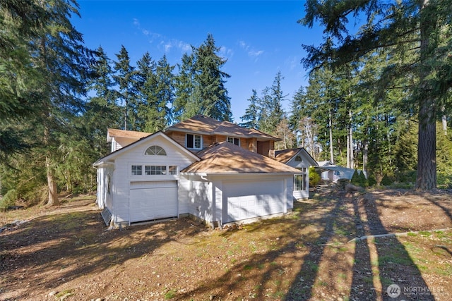 view of front facade featuring driveway