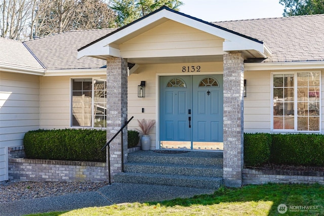 entrance to property with a shingled roof