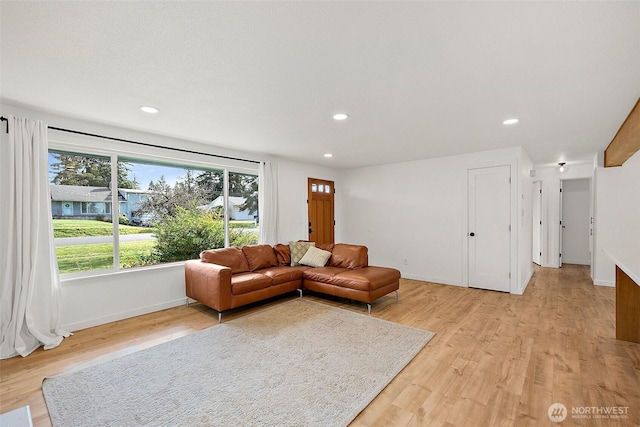 living area featuring light wood-style floors, recessed lighting, and baseboards