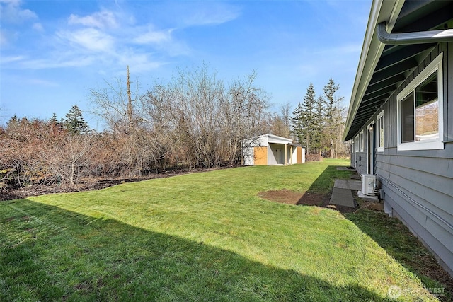 view of yard featuring an outdoor structure