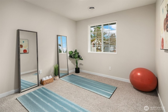 exercise room featuring carpet floors, visible vents, and baseboards