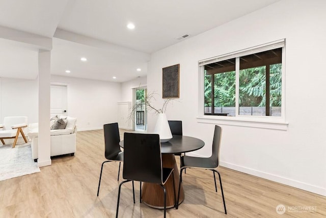 dining room with light wood finished floors, baseboards, visible vents, and recessed lighting