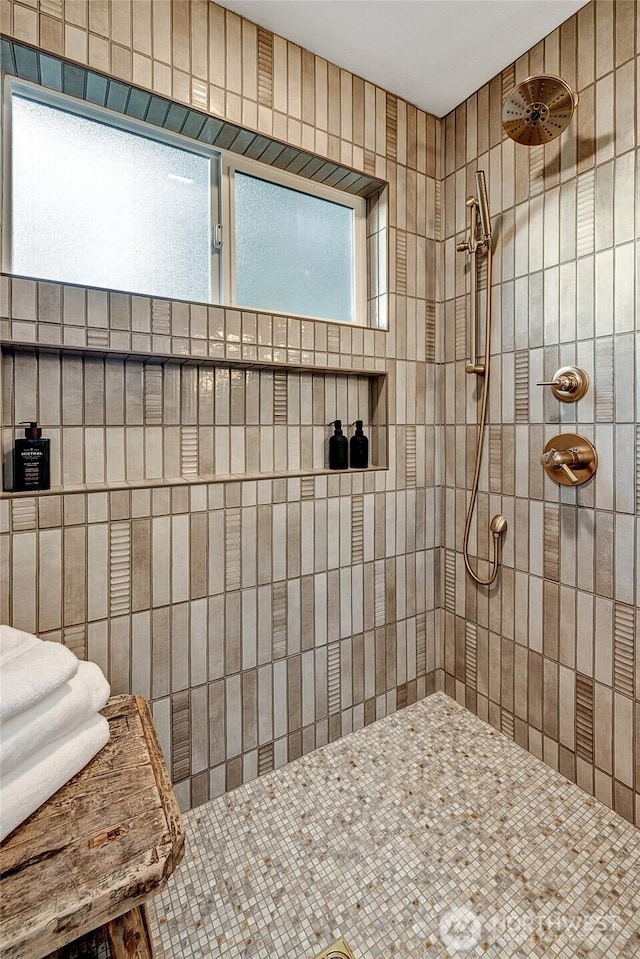 bathroom featuring tiled shower