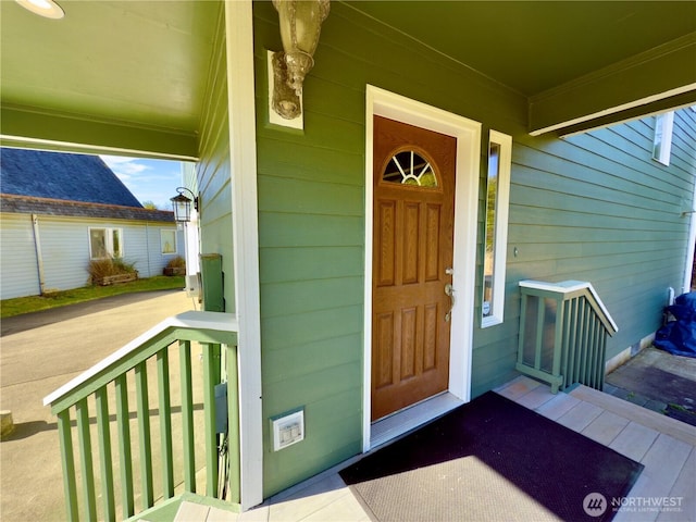 entrance to property featuring a porch