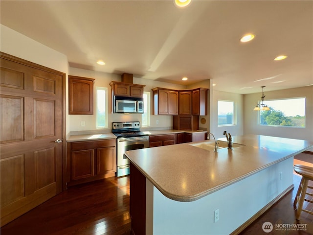 kitchen featuring stainless steel appliances, a sink, and recessed lighting