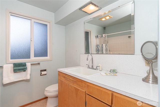 full bath featuring a shower with curtain, vanity, toilet, and baseboards