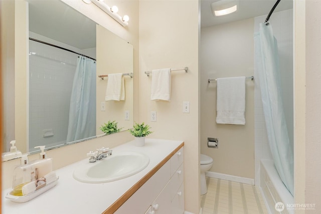 full bath featuring shower / bathtub combination with curtain, toilet, vanity, baseboards, and tile patterned floors