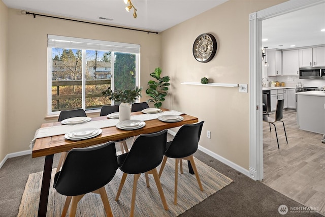 dining space with visible vents and baseboards