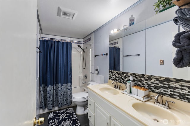 full bathroom with shower / bathtub combination with curtain, a sink, backsplash, and toilet