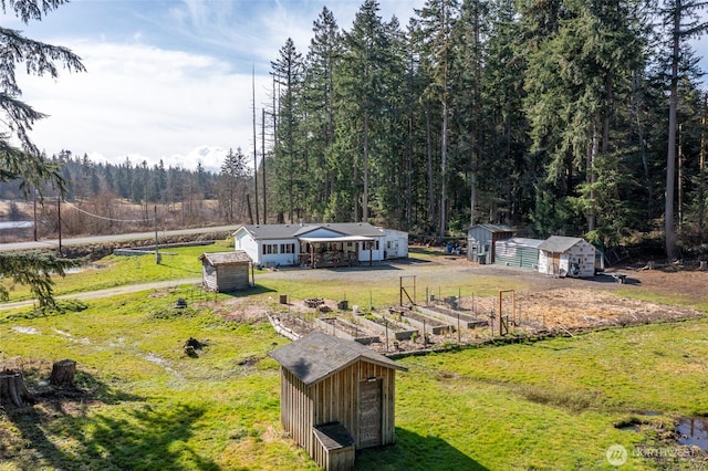 birds eye view of property featuring a wooded view