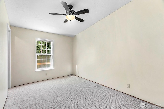 carpeted empty room featuring ceiling fan