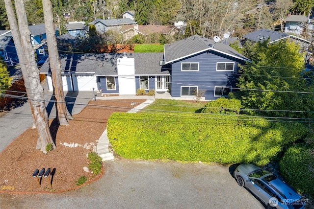 view of front facade with driveway and a front lawn