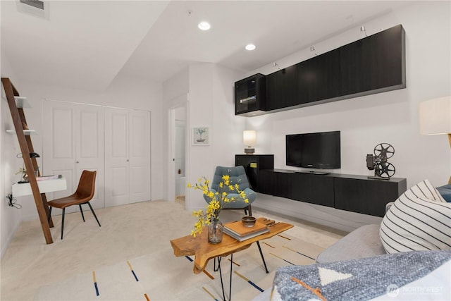 living room with light carpet, visible vents, and recessed lighting