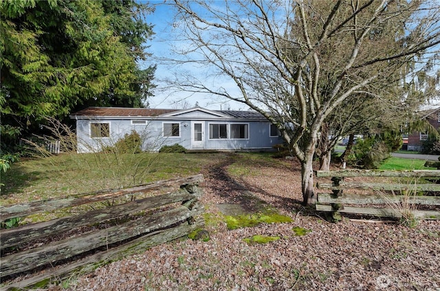 ranch-style home featuring a front lawn