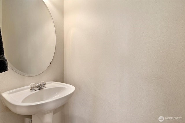 bathroom featuring a sink