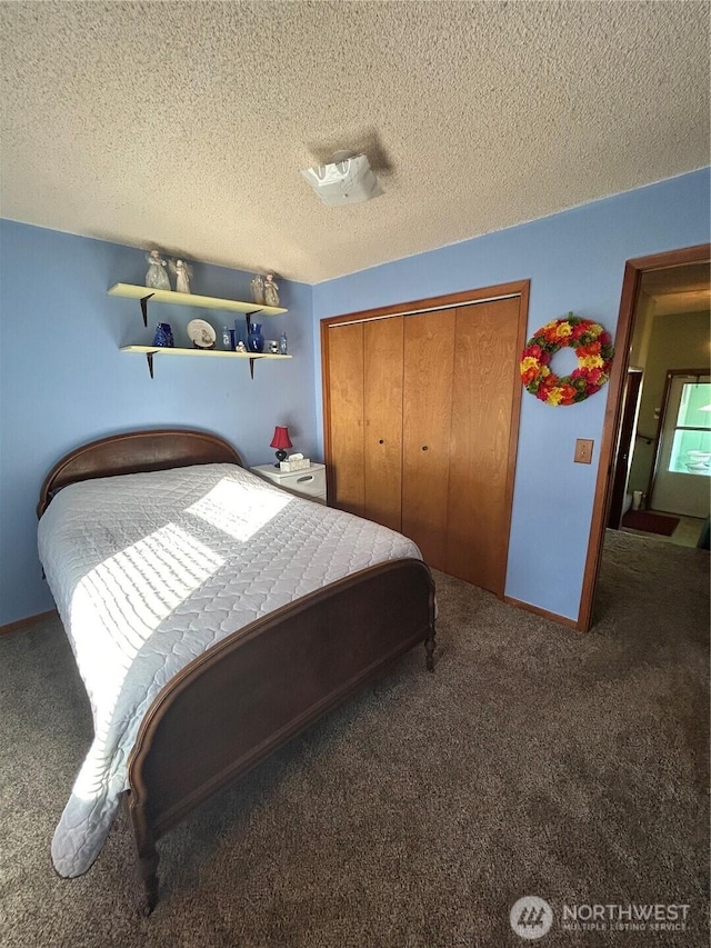 bedroom featuring a textured ceiling, a closet, baseboards, and carpet flooring