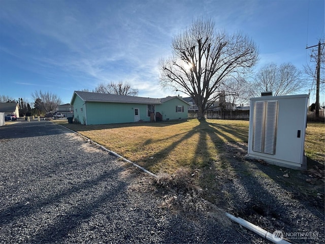 view of yard featuring gravel driveway