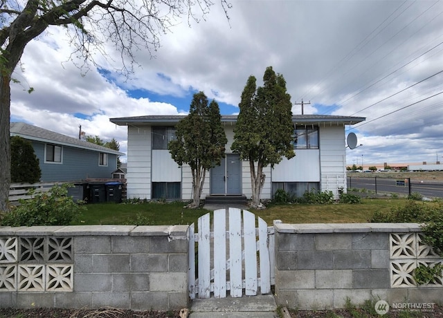 view of front of house featuring a fenced front yard and a gate