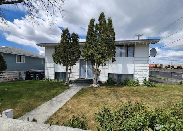 view of front of property featuring a front yard