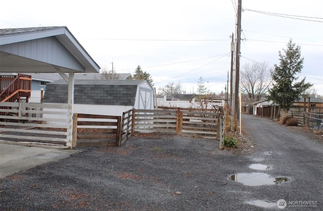 view of yard with an outbuilding and fence