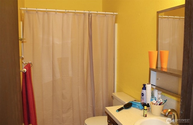 full bath with vanity, toilet, and a shower with curtain