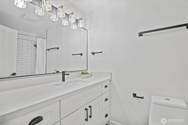 bathroom with toilet, a shower with curtain, and vanity