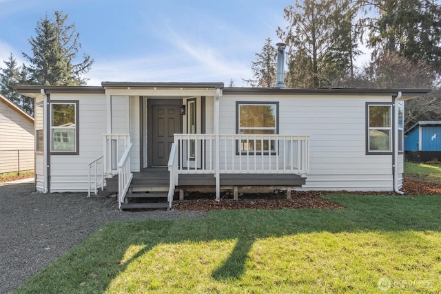 view of front of house featuring a front yard