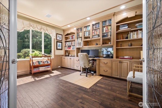 home office featuring dark wood-style floors, recessed lighting, visible vents, and built in study area