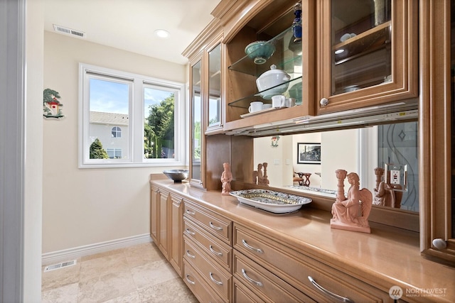 bar featuring visible vents and baseboards