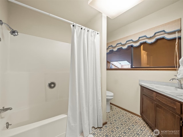 full bath featuring shower / bathtub combination with curtain, toilet, vanity, baseboards, and tile patterned floors