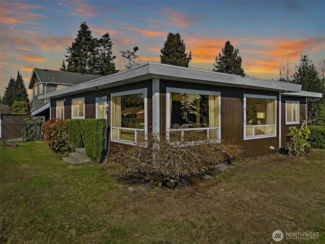 view of front of home featuring a yard