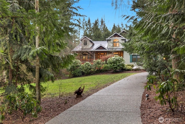 view of front of house featuring a front lawn and concrete driveway