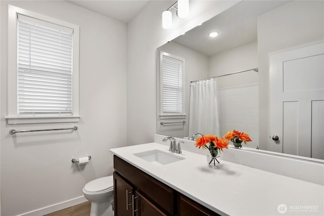 full bathroom featuring baseboards, toilet, a shower with curtain, wood finished floors, and vanity