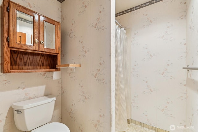 full bathroom featuring a shower with curtain, toilet, and wallpapered walls