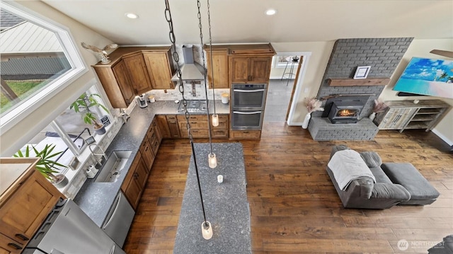 living room with recessed lighting, dark wood-style flooring, and baseboards