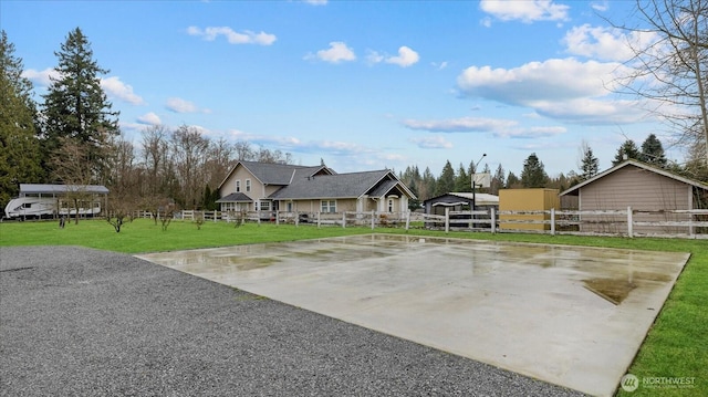 view of front of house featuring fence and a front yard