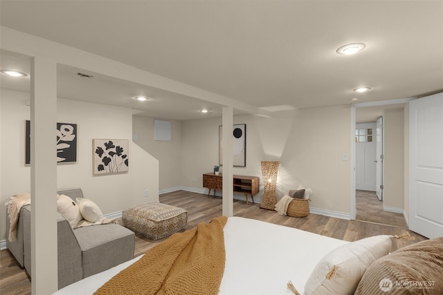 living area featuring recessed lighting, visible vents, baseboards, and wood finished floors