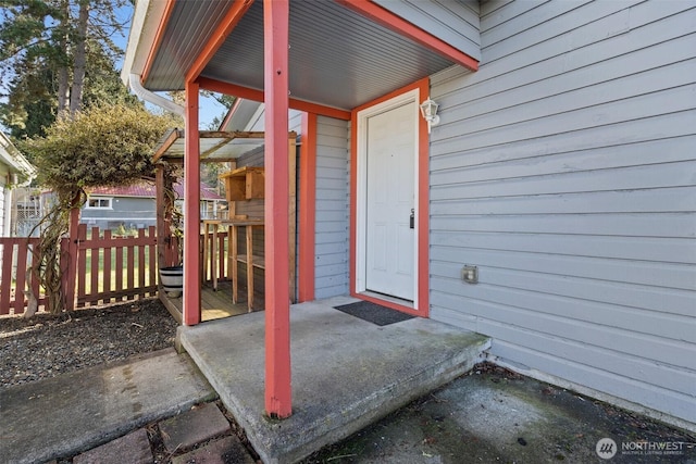 entrance to property with fence