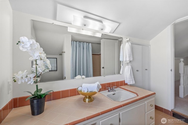 full bathroom featuring a shower with shower curtain and vanity