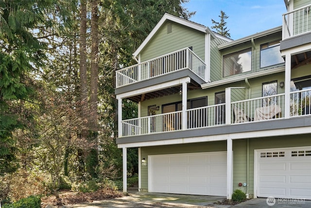 view of front facade featuring a garage and driveway