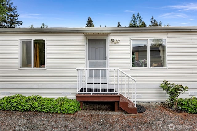 property entrance with crawl space