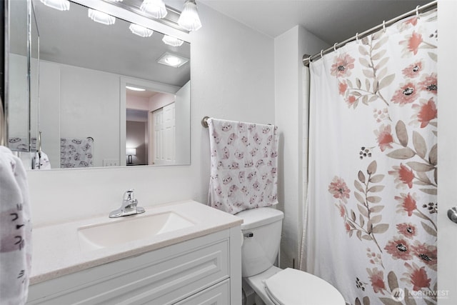 full bathroom featuring toilet, curtained shower, and vanity