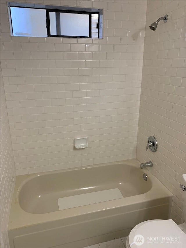 304 10th St, Kirkland, WA 98033 - bathroom featuring shower / bathing tub combination, toilet, and plenty of natural light