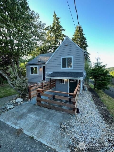 view of front of house featuring a wooden deck