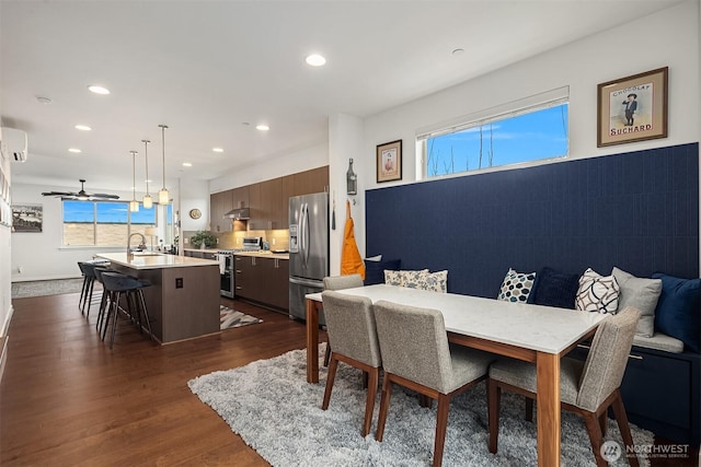 dining area featuring ceiling fan, dark wood-style flooring, a wall mounted AC, and recessed lighting