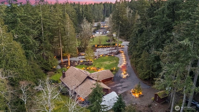 bird's eye view featuring a wooded view