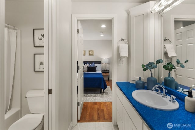 full bathroom featuring ensuite bath, toilet, vanity, and a shower with shower curtain