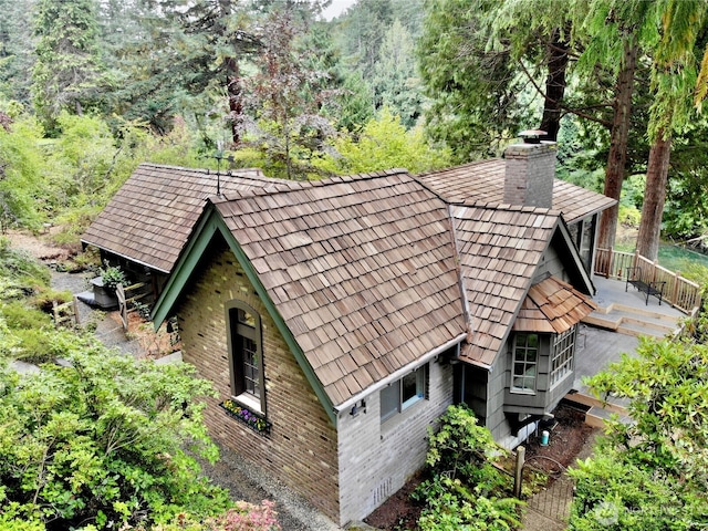 birds eye view of property featuring a wooded view