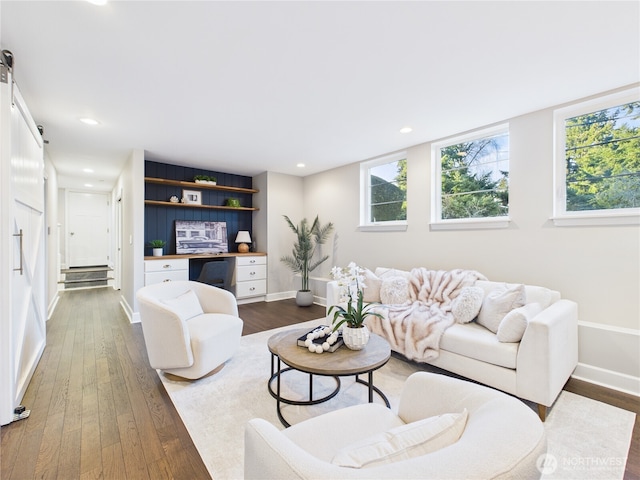 living area with baseboards, dark wood-type flooring, and recessed lighting