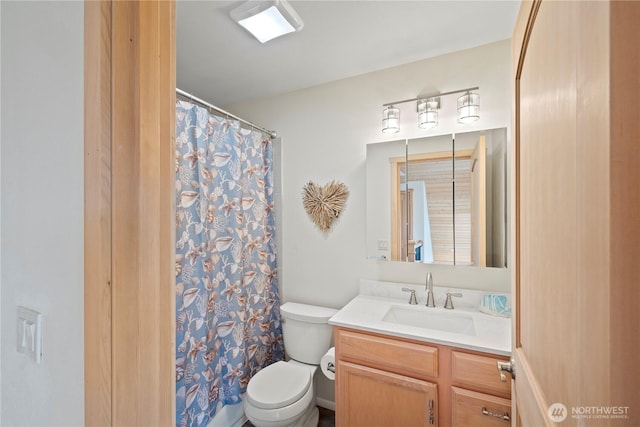 bathroom with a shower with curtain, vanity, and toilet